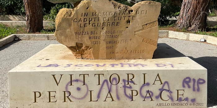 Atto vandalico al Monumento ai Caduti alla Villa Comunale a Vittoria: 