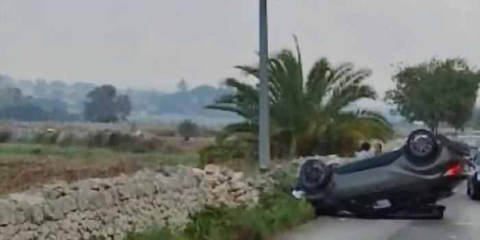 Incidente stradale in contrada Rocciola Scrofani a Modica con un'auto che si schianta su un muro a secco, ribaltandosi