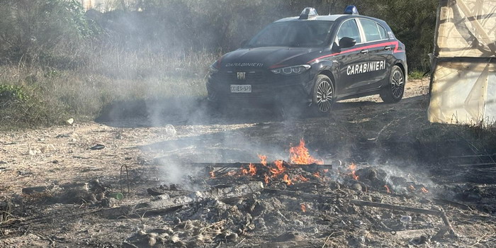 Bruciava illecitamente rifiuti in un terreno vicino Scoglitti: tunisino 27enne denunciato e area sotto sequestro