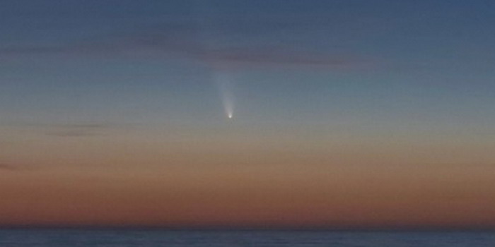 La cometa Atlas immortalata in un suggestivo scatto durante il tramonto dalla scogliera antistante la Fornace Penna