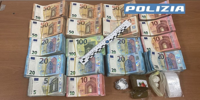 Il gambiano con hashish, cocaina e oltre 47.000 euro in contanti in casa, divenuta 