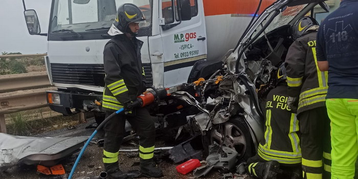 Scontro tra un autocarro che trasportava gpl e una macchina a Ispica: i feriti liberati dalle lamiere