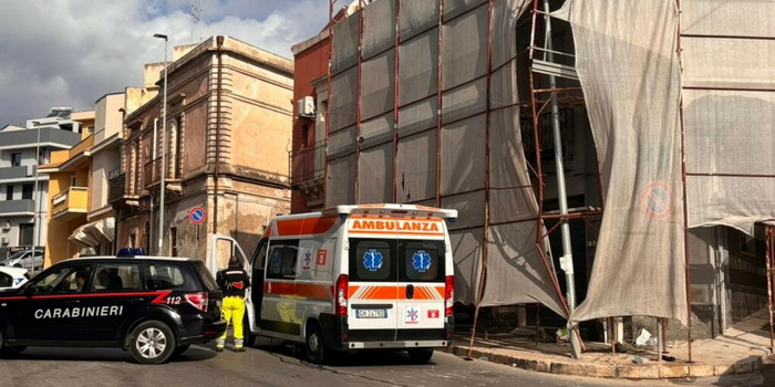 Camion si schianta sull'impalcatura di un edificio in ristrutturazione a Ispica: 2 operai cadono dal 1° piano