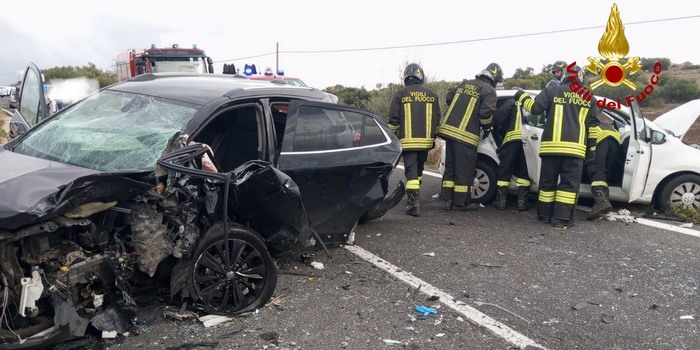 Scontro tra 2 auto in contrada Piombo, vicino al castello di Donnafugata. Ferite 2 donne, di cui una liberata dalle lamiere contorte