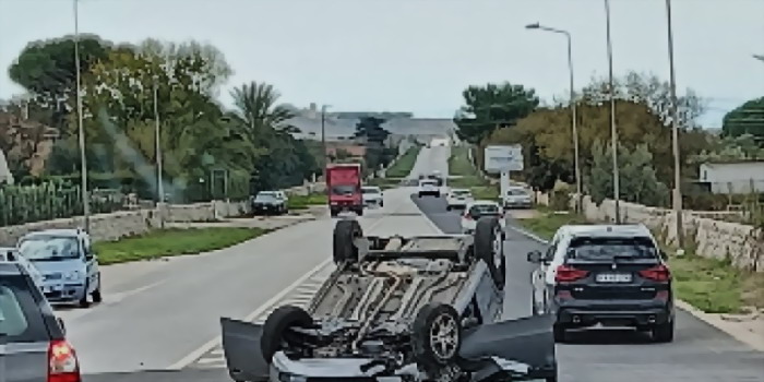 Incidente stradale con un’auto capovolta sulla Ragusa mare: feriti trasportati in ospedale. Traffico rallentato per sgomberare la strada