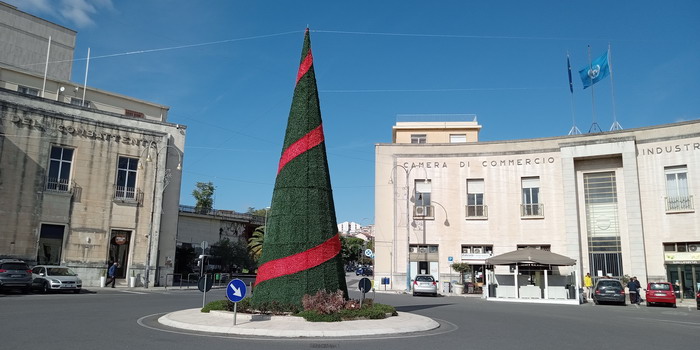 Ragusa già addobbata con alberi di Natale e luminarie in piazza Libertà e piazza S. Giovanni. Clima di festa con 2 mesi di anticipo