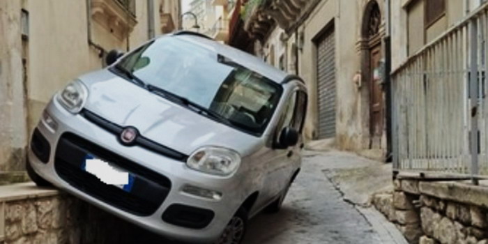 Una donna al volante di una Panda sale sul bastione di una casa in via Muriana a Modica e rischia di ribaltarsi