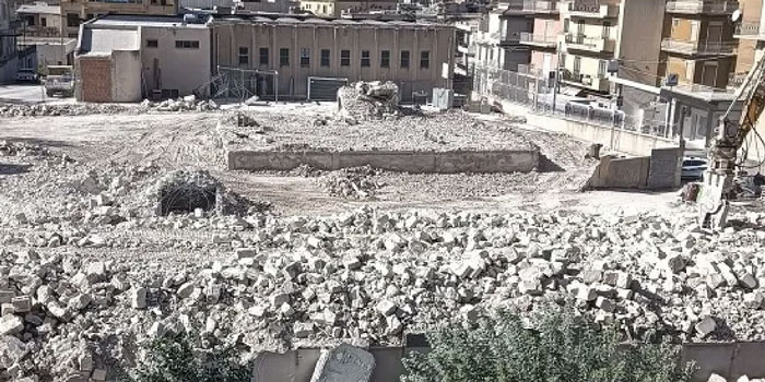 Raso al suolo il vecchio edificio della scuola media Pirandello, si lavora alle fondamenta di quello nuovo