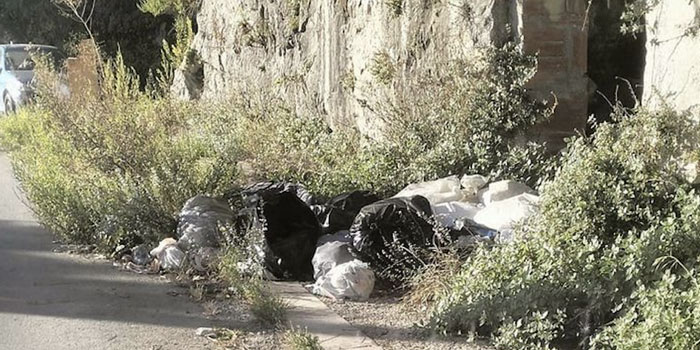 Degrado in via Monelli, che collega Ibla al cimitero di Ragusa Centro. Ripulirla prima della ricorrenza dei defunti