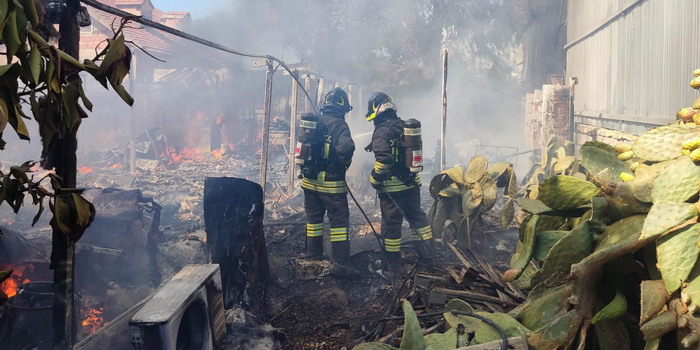 Incendio in un magazzino a Vittoria, nei pressi di un distributore e di un supermercato. Ferite 2 persone