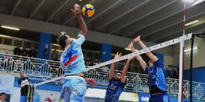 La Volley Modica lotta con tenacia, ma si arrende al tie-break sull’ostico parquet di Napoli. Arriva il primo punto