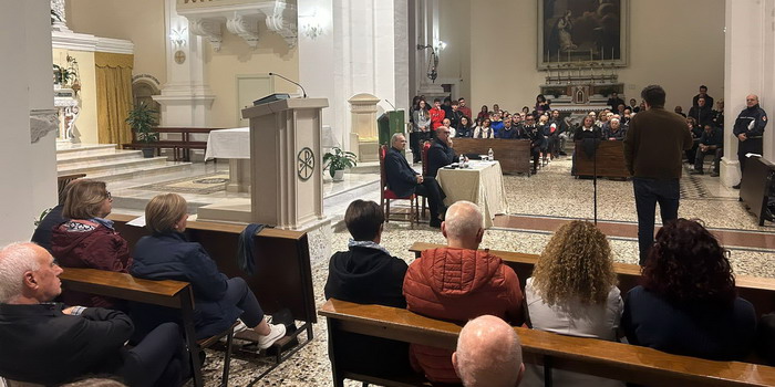 Rabbia e amarezza della comunità di Giarratana per le dimissioni da parroco di don Mallemi. Invocazione al Vescovo per purificare le tradizioni da eccessi e divisioni