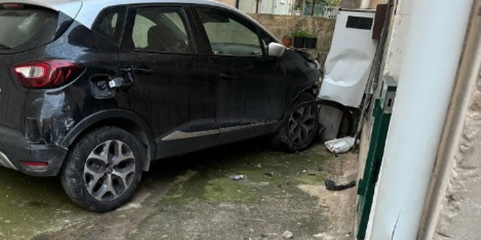 Scontro tra 2 auto in via Minniti a Scicli: il violento impatto contro la caldaia esterna di una abitazione causa una fuga di gas