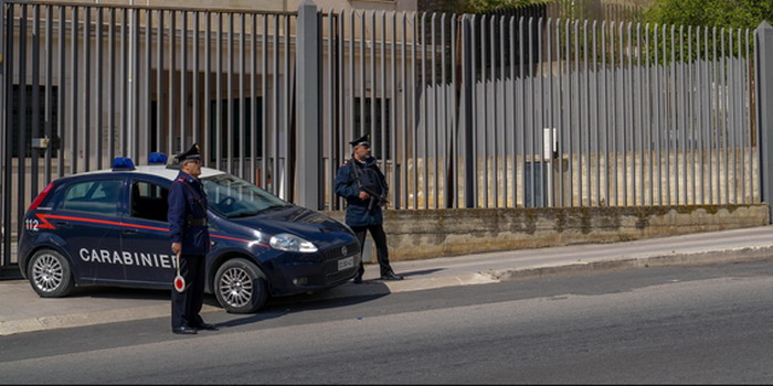 Furto con strappo ai danni di una donna a Ispica: 22enne tunisino clandestino e senza fissa dimora le ruba lo smartphone