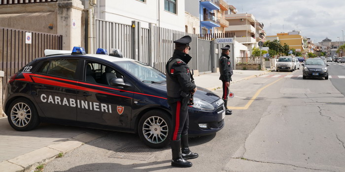 Una donna di 59 anni mangia al ristorante a Pozzallo senza pagare il conto, minacciando i dipendenti con un coltello: arrestata