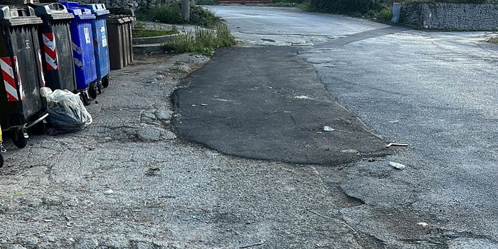 Una donna esce di casa per buttare la spazzatura e finisce in ospedale dopo essere caduta, fratturandosi una gamba, a causa della strada dissestata. E’ successo a Modica