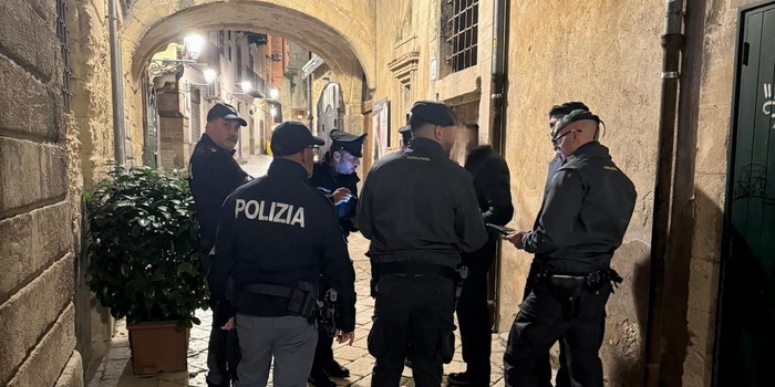 Movida “movimentata” a Modica: 3 ubriachi salgono sul palco costringendo i musicisti a fermarsi, 2 extracomunitari si picchiano sodo