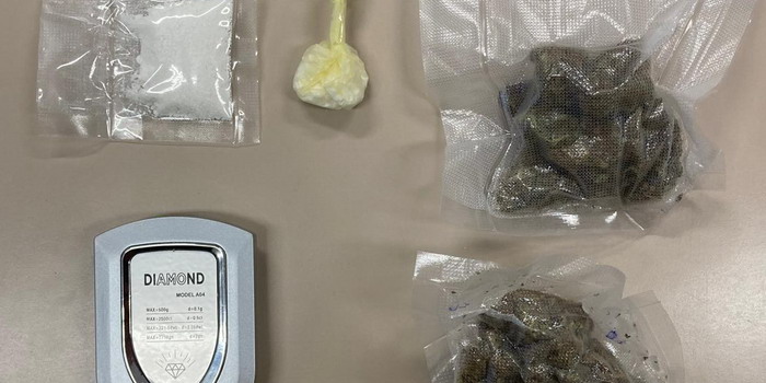 Hashish e marijuana nascosti nei barattoli in cucina e in soggiorno: arrestato dalla polizia un 50enne di Vittoria. Viavai sospetto in casa sua