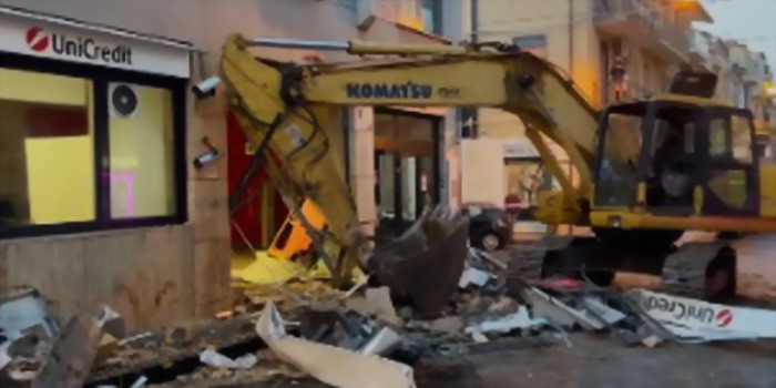 Strade bloccate per 2 furti con spaccata in danno di altrettante banche all’alba. Uno dei ladri si scusa con i residenti per il baccano