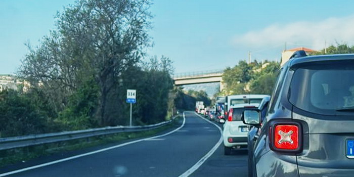 Incidente stradale con un ferito sulla Ragusa Modica, nei pressi del ponte Costanzo. Traffico rallentato e code chilometriche di veicoli