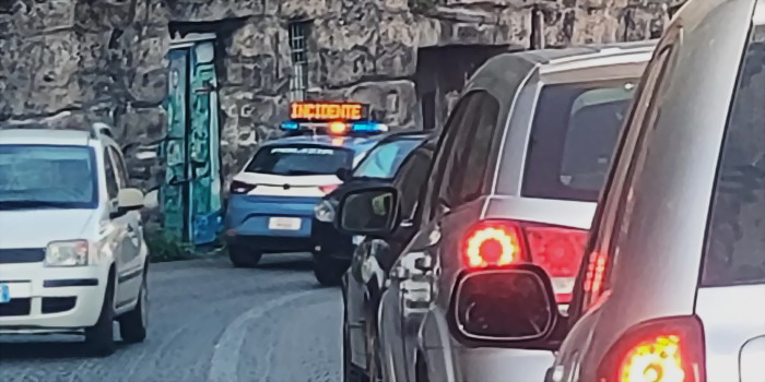 Incidente stradale in via Nazionale a Modica: uno scontro tra un’auto e una minicar con feriti lievi. Lunghe code, è intervenuta la polizia