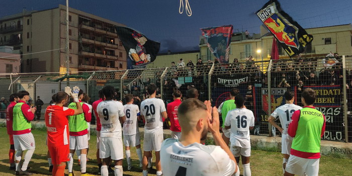 Finale amaro per il Modica Calcio che subisce il 2-1 all’ultimo istante di partita e chiude la trasferta restando al secondo posto in classifica a pari punti con il Vittoria