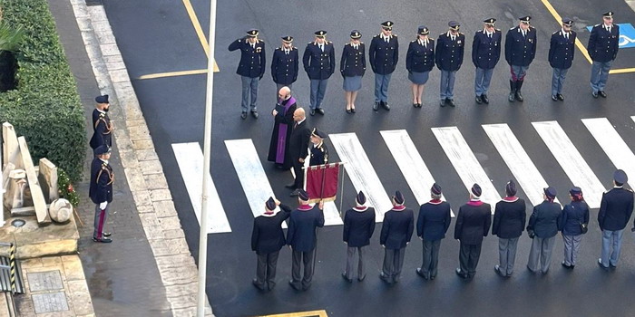 Commemorazione dei defunti: la polizia rende omaggio ai propri caduti, la gente si reca in massa ai cimiteri per portare fiori e preghiere ai loro cari