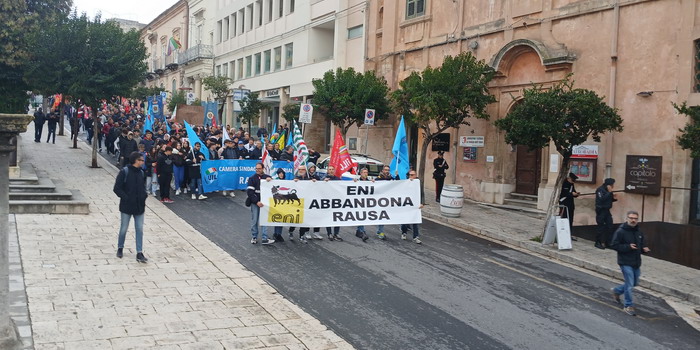 Massiccia adesione allo sciopero a Ragusa contro la chiusura dell’impianto Eni Versalis il 31 dicembre. In corteo pure gli studenti