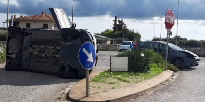 Scontro tra 2 auto in contrada Pozzo Cassero a Modica, una si capovolge. Feriti i conducenti