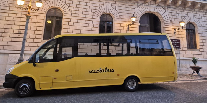 La Provincia di Ragusa sostiene il diritto alla studio: concesso in comodato gratuito uno scuolabus al Comune di Ispica per effettuare il servizio trasporto di alunni