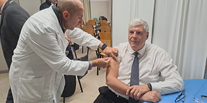 Presentata campagna vaccinale antinfluenzale a Ragusa. Il primo vaccino al direttore Drago