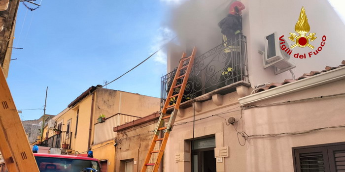 Panico in via San Biagio a Comiso: l’unità esterna di un climatizzatore va a fuoco e le fiamme minacciano una casa