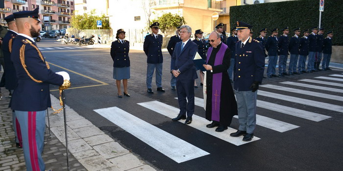 Si è ufficialmente insediato il nuovo questore della provincia di Ragusa Marco Giambra rendendo gli onori ai caduti della polizia