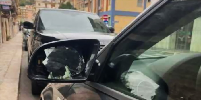 Raid vandalico nella notte in via Vittorio Veneto a Modica: danneggiate le auto in sosta con specchietti rotti e carrozzeria rigata