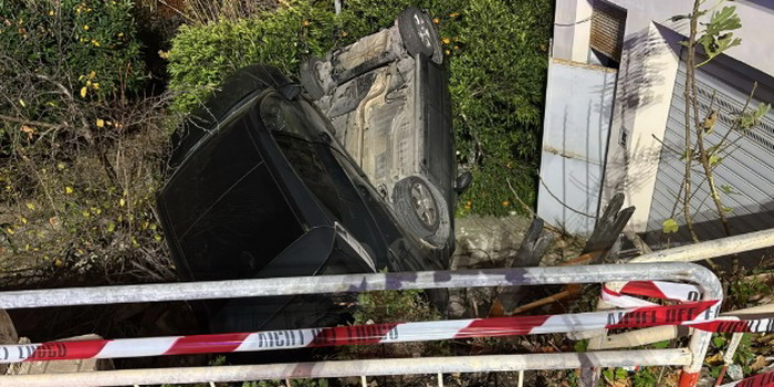 Un’auto ne tampona un’altra in sosta ed entrambe finiscono nella scarpata, sul greto del torrente Fiumelato a Scicli