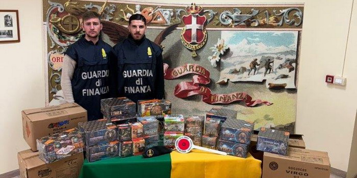 Un uomo deteneva illecitamente in casa a Scicli 339 chili di fuochi d’artificio sequestrati dalla guardia di finanza. Scatta la denuncia