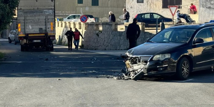 Violento scontro tra un camion e un’auto lungo il corso Sicilia a Modica Alta: ferita una donna trasportata al pronto soccorso del Maggiore