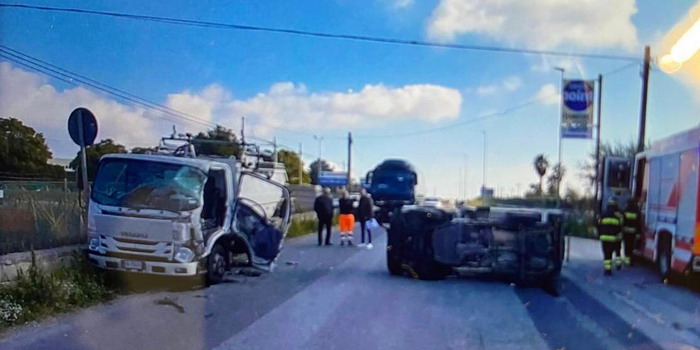 Scontro sulla Modica mare tra un autocarro e un altro veicolo della ditta smaltimento rifiuti con una Mercedes che si è ribaltata: 3 feriti