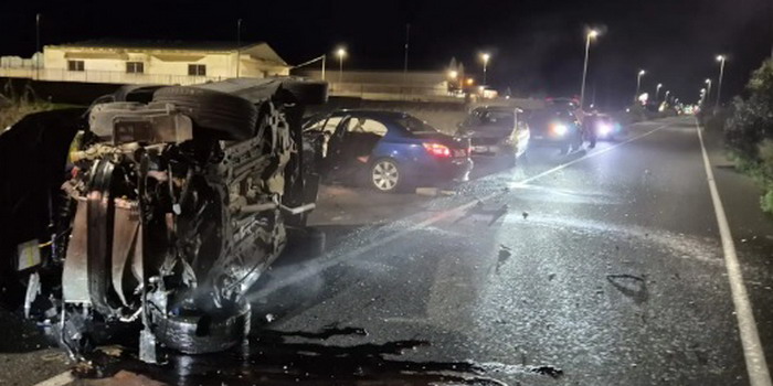 Scontro frontale tra 2 auto sabato sera a Ragusa: 4 feriti tra i passeggeri, alcuni rimasti intrappolati tra le lamiere