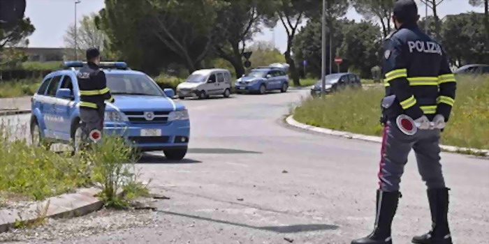 Una donna di 31 anni scriveva messaggi con lo smartphone e un 52enne telefonava mentre erano alla guida delle rispettive auto: ritiro e sospensione della patente e 5 punti decurtati