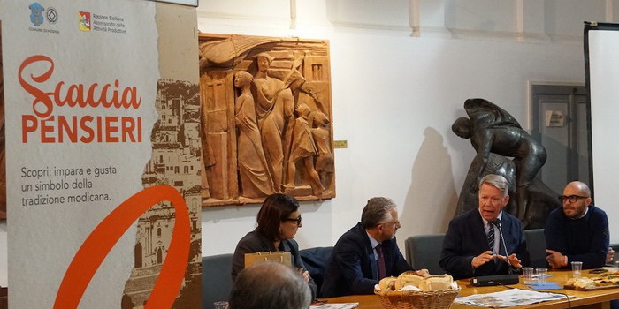 Modica ha celebrato la Scaccia Modicana con l’evento “Scacciapensieri”: spazio anche al pane di pasta dura degli Iblei. Firmato protocollo d’intesa per il percorso Dop