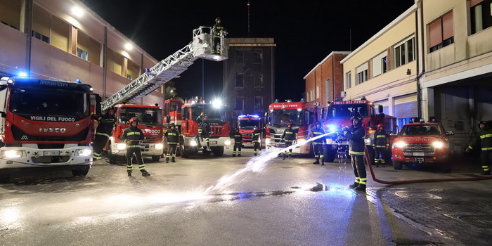 Un’auto è andata in fiamme nel parcheggio del Decathlon di Ragusa. Panico tra i clienti, intervengono i vigili del fuoco