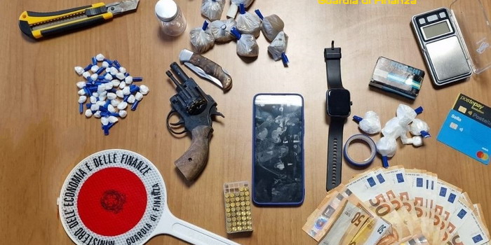 Arrestato a Ragusa un 50enne in possesso di hashish, cocaina, una pistola revolver modificata e 50 cartucce calibro 22