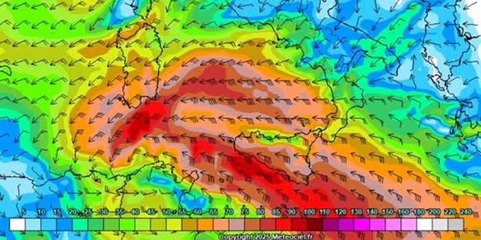 Il ciclone in Sicilia porterà nelle prossime ore un carico di pioggia, con forte vento fino a 90 km/h e mareggiate nel Ragusano