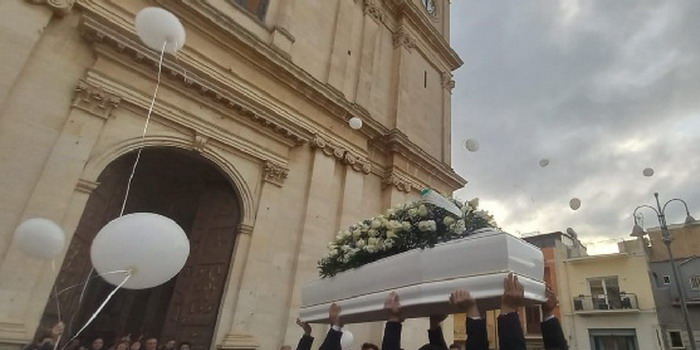 La comunità di Acate ha dato l’ultimo addio in Chiesa Madre al 13enne Gianmarco Campagnolo, stroncato da una malattia