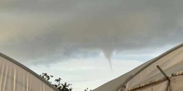 Una nube a imbuto, ovvero un principio di tornado che però non ha toccato il suolo nelle campagne del territorio di Scicli