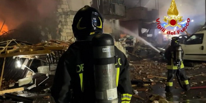 Esplosione di una palazzina a Catania per fuga di gas con 14 feriti, tra cui 4 vigili del fuoco: 2 persone salve per miracolo, aperta inchiesta