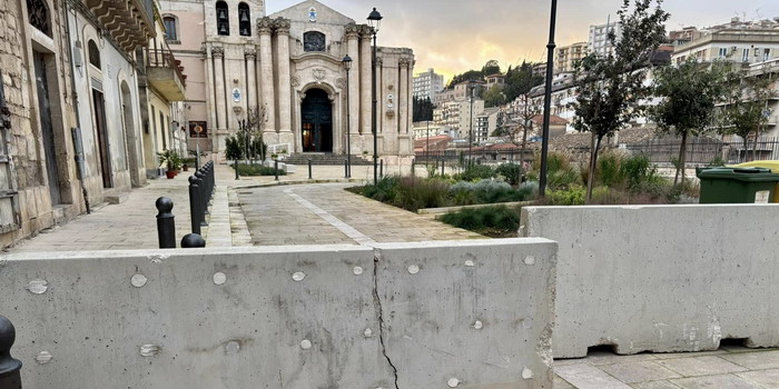 Cittadini e fedeli indignati per la chiusura inspiegabile della strada che porta al Santuario Basilica Madonna delle Grazie a Modica: interessato anche il vescovo Mons. Rumeo. C’è una denuncia penale presentata in procura