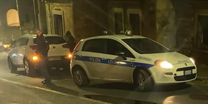 La pioggia incessante ha causato danni in via Nazionale a Modica: massi staccati dalla collina di Monserrato e crollo di un muretto