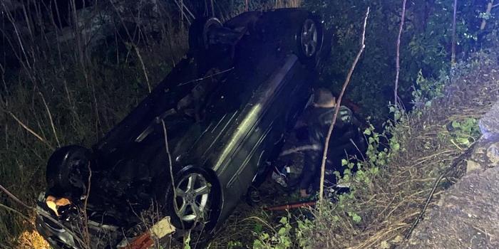 Auto sfonda la barriera di ferro in via Nazionale a Modica e finisce nel burrone mentre pioveva. 2 feriti trasportati in ambulanza in ospedale